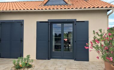 volet-battant-aluminium-oceanos-solaire-avec-bati-3 - Sidonie