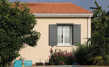 volet-battant-aluminium-mistral-solaire-avec-bati (1) - Sidonie