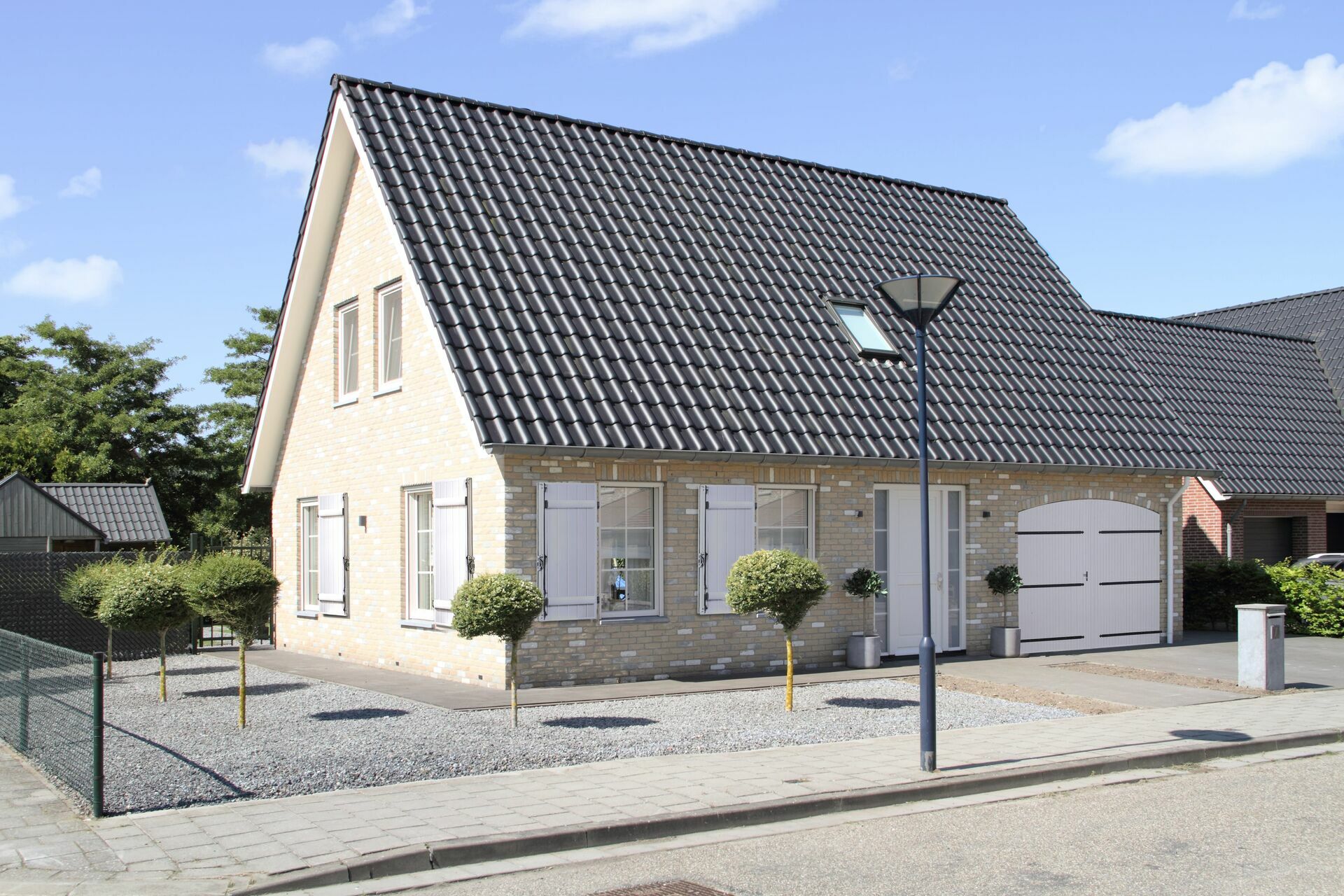 Porte-de-garage-traditionnelle-pvc-a-la-francaise-24-ou-28-mm-min