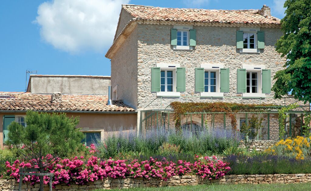 Volet-battant-aluminium-symeth-solaire-avec-bati-1