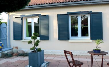 volet-battant-aluminium-oceanos-solaire-avec-bati-1 - Sidonie