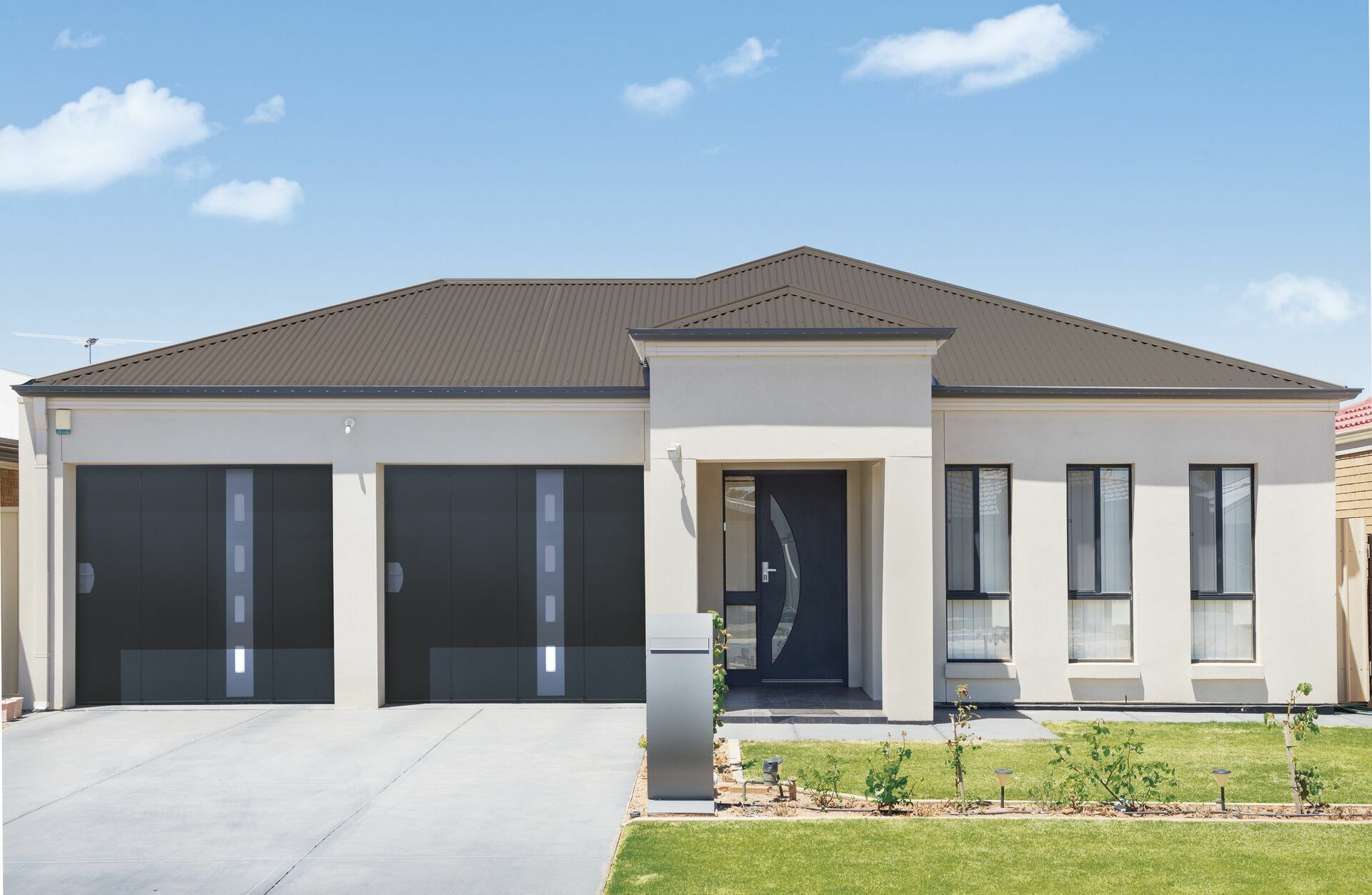 Porte-de-garage-sectionnelle-a-refoulement-lateral-en-acier-motorisee-min