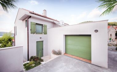 volet-battant-pvc-lames-clipsees-collees-et-porte-de-garage-sectionnelle - Sidonie