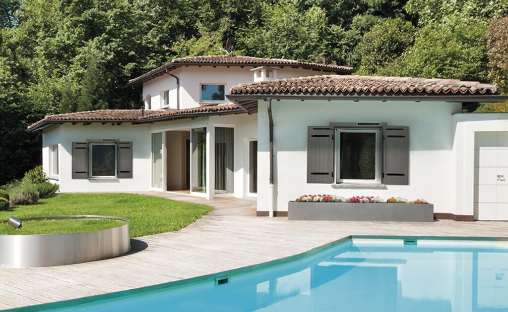 Volet-battant-aluminium-mistral-solaire-avec-bati-2