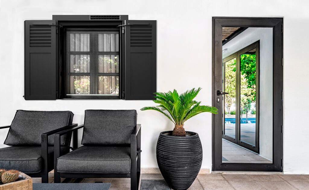 Volet-battant-aluminium-oceanos-solaire-avec-bati (1)